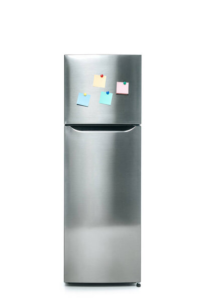 Холодильник из нержавеющей стали с чистыми липкими нотами, изолированными на белом
