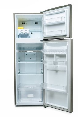 Boş buzdolabı ve dondurucu beyaza izole edilmiş.