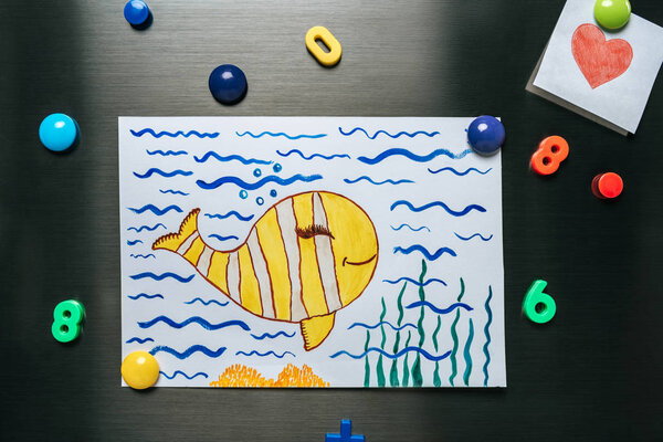 золотые рыбки в изображении океана висят на холодильнике из нержавеющей стали рядом с сердцем и магнитами
