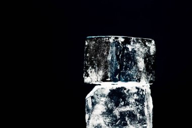 Siyah üzerine izole edilmiş kare buz küplerinin görüntüsünü kapat