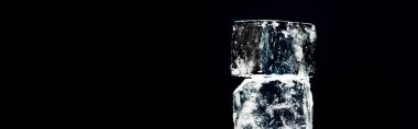 Siyah panoramik çekimde izole edilmiş kare buz küplerinin yakın görüntüsü