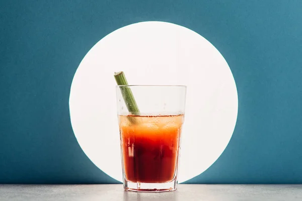 Blutige Mary Mit Sellerie Auf Blauem Hintergrund Mit Gegenlicht — Stockfoto