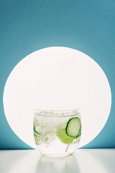 Verse Gin Tonic Met Komkommer Plakjes Blauwe Achtergrond Met Achtergrondlicht — Stockfoto
