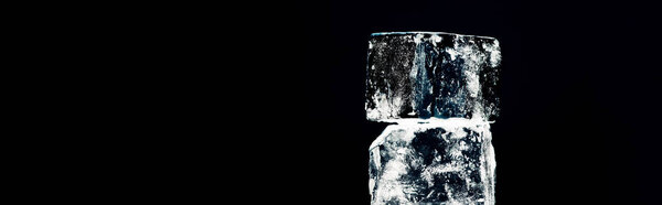 крупным планом вид квадратных кубиков льда, изолированных на черном, панорамный снимок
