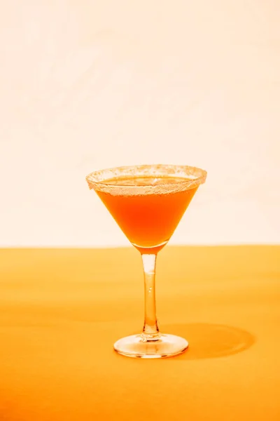 Cóctel Naranja Vaso Martini Con Azúcar Sobre Fondo Brillante — Foto de Stock