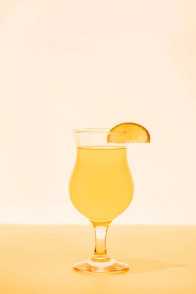 Cocktail Giallo Con Fetta Agrumi Sfondo Brillante — Foto Stock