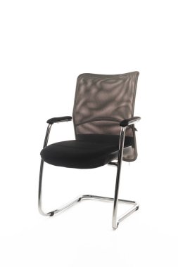 Beyaz üzerine izole edilmiş kopyalama alanı olan rahat siyah sandalye