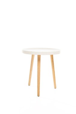 Ahşap sehpa üzerinde beyaz izole