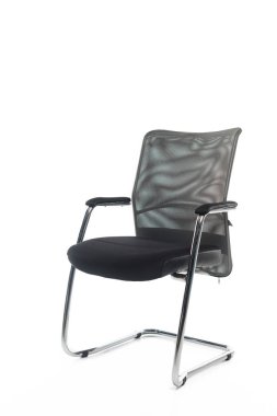 Modern rahat siyah sandalye beyaza izole edilmiş.