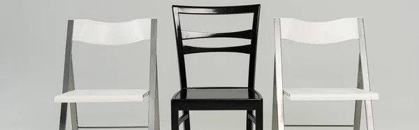 Cadeiras Pretas Brancas Isoladas Cinza Tiro Panorâmico — Fotografia de Stock