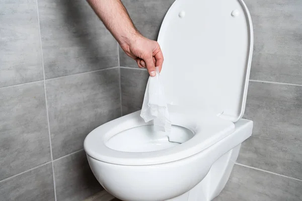 Vista Cortada Homem Jogando Guardanapo Vaso Sanitário Banheiro Com Azulejo — Fotografia de Stock