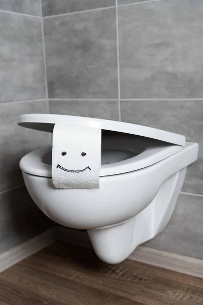 Туалетная Бумага Табличкой Улыбки Белой Унитазе Современной Ванной Комнате — стоковое фото