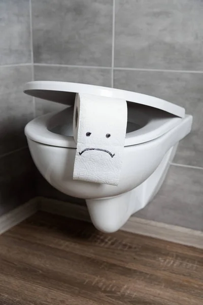 Emoticono Triste Papel Higiénico Blanco Inodoro Baño Moderno — Foto de Stock