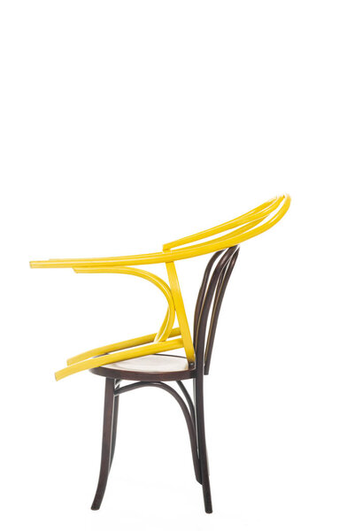 Два деревянных стула изолированы на белом
