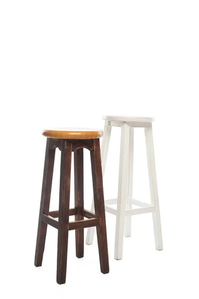 Δύο Ξύλινες Καρέκλες Αντιγραφικό Χώρο Απομονωμένες Λευκό — Φωτογραφία Αρχείου