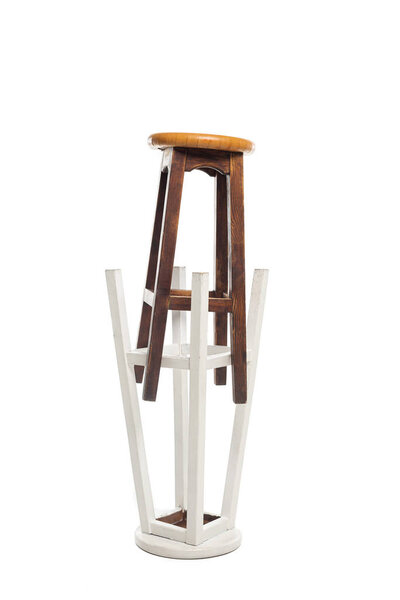 Коричневые и белые деревянные стулья изолированы на белом
