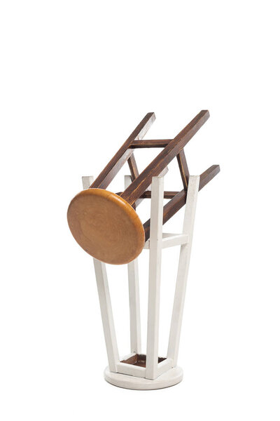 Современные деревянные стулья изолированы на белом
