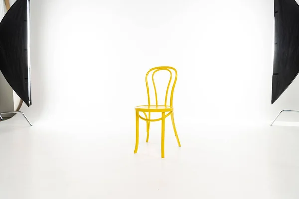 Beyaz Arka Planda Stüdyo Işığı Olan Sarı Sandalye — Stok fotoğraf
