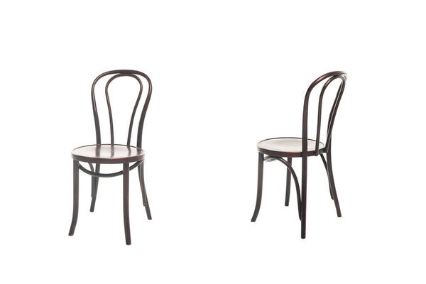 Коричневые деревянные стулья изолированы на белом
