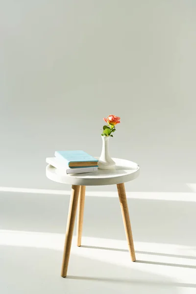Vazoda Çiçekli Moda Kahve Masası Gri Arka Planda Kitaplar — Stok fotoğraf