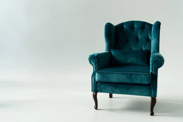 Comfortabele Turquoise Fauteuil Grijze Achtergrond — Stockfoto