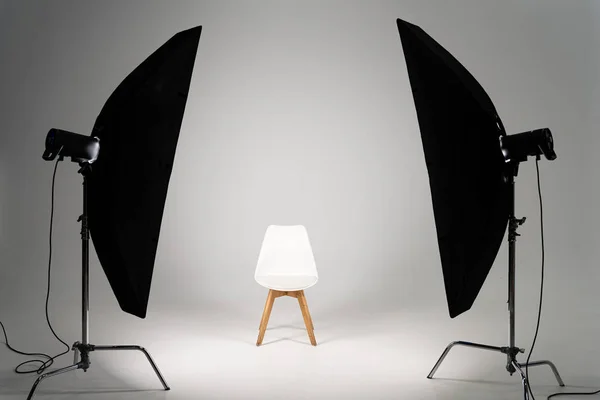 Cadeira Moderna Branca Com Luz Estúdio Sobre Fundo Cinza — Fotografia de Stock