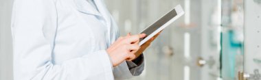 Eczanede dijital tablet kullanan eczacı görüşü, panoramik çekim