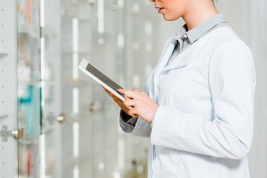 Eczanede dijital tablet kullanan kadın eczacı görüntüsü