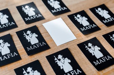 Kyiv, Ukrayna - 22 Kasım 2019: Masadaki boş beyaz kart yakınında mafya harfleriyle kağıt oynamak 