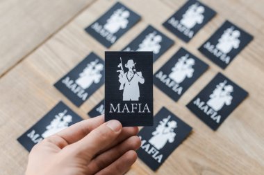 Kyiv, Ukrayna - 22 Kasım 2019: Mafya harfleriyle kağıt oynayan adamın görüntüsü 