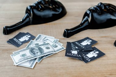 Kyiv, Ukrayna - 22 Kasım 2019: Masada mafya mektupları ve parti maskeleriyle kağıt oynamanın yakınındaki dolar banknotlarının seçici odak noktası  