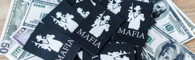 Kyiv, Ukrayna - 22 Kasım 2019: Mafya harfleriyle kağıt oynayan banknotların panoramik görüntüsü 
