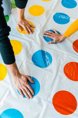 Kyiv, Ukrayna - 22 Kasım 2019: Twister oyunu oynayan kadın ve erkeğin görüntüsü 