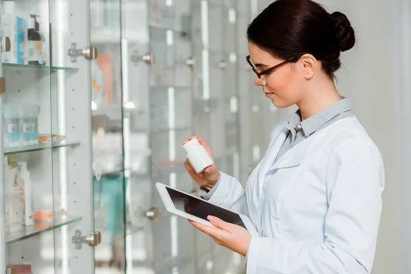 Vista Lateral Farmacêutico Com Tablet Digital Pílulas Lado Vitrine Boticário — Fotografia de Stock