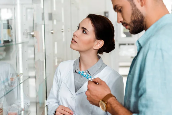 Apotheker Und Kunde Mit Pillen Neben Vitrine Drogerie — Stockfoto