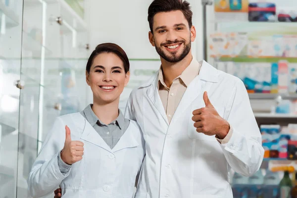 Farmacéuticos Sonriendo Cámara Mostrando Pulgares Hacia Arriba Farmacia — Foto de Stock