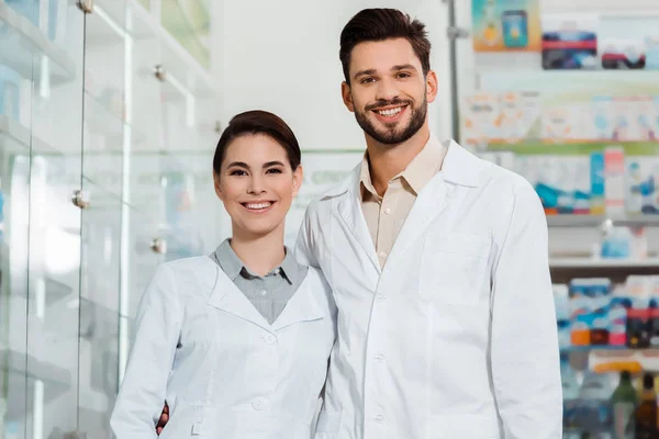 Farmacêuticos Casacos Brancos Sorrindo Para Câmera Farmácia — Fotografia de Stock