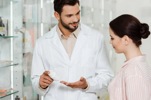 Farmacista Sorridente Che Mostra Vaso Con Medicamento Cliente Dalla Vetrina — Foto Stock