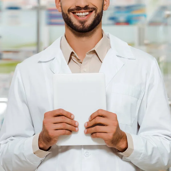 Vue Recadrée Pharmacien Souriant Manteau Blanc Tenant Comprimé Numérique — Photo