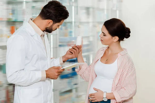 Vista Lateral Farmacia Con Tableta Digital Mujer Embarazada Mirando Frasco — Foto de Stock