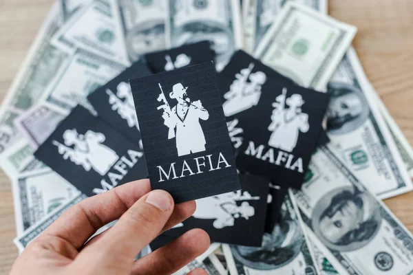 乌克兰基辅 2019年11月22日 看到男人拿着印有黑手党信件的扑克牌接近现金的画面 — 图库照片