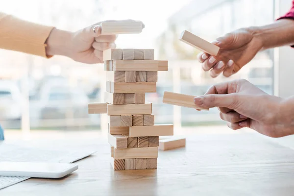 Kyiv Ucrania Noviembre 2019 Vista Recortada Mujeres Jugando Bloques Madera — Foto de Stock