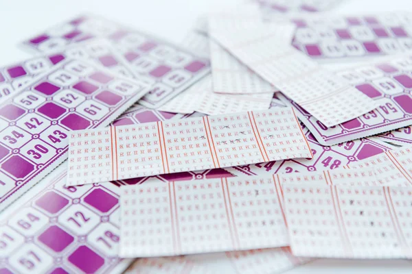 Избирательный Фокус Фиолетовых Лотерейных Бумажных Билетов — стоковое фото