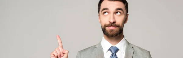 Panoramic Shot Smiling Businessman Looking Away While Showing Idea Gesture — Stock Photo, Image