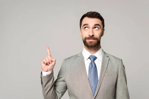 Smiling Businessman Looking Away While Showing Idea Gesture Isolated Grey — 스톡 사진