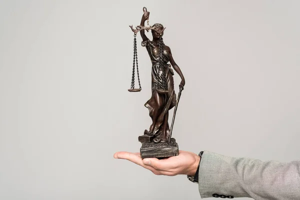 Teilansicht Des Anwalts Der Die Statue Isoliert Auf Grau Hält — Stockfoto