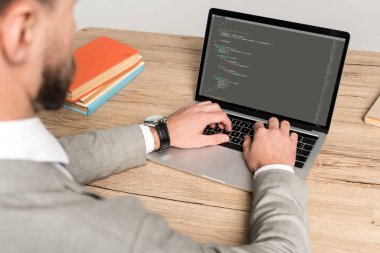 Kyiv, Ukrayna - 25 Kasım 2019: Gri ekranda Javascript kullanan programcının kısmi görünümü