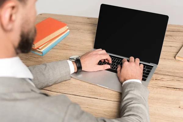 Vista Cortada Empresário Usando Laptop Com Tela Branco Isolado Cinza — Fotografia de Stock