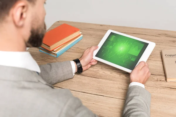 Gri ekranda pazarlama bilgisine sahip dijital tablet kullanan işadamının kısmi görünümü