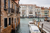 Benátky, Itálie - 24. září 2019: kanál s motorovými čluny a starobylými budovami v Benátkách, Itálie 
